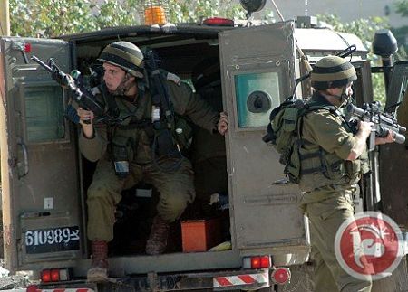 Les forces israéliennes détiennent 5 palestiniens à Azzun
